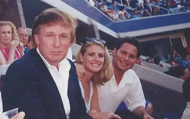 Cựu người mẫu tố bị ông Trump 'sờ soạng khắp người' khi đi xem quần vợt