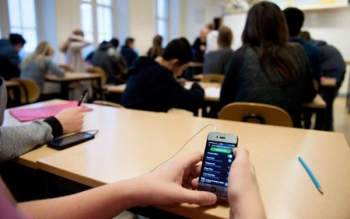 Học sinh THCS, THPT được phép dùng điện thoại trong giờ học để phục vụ học tập