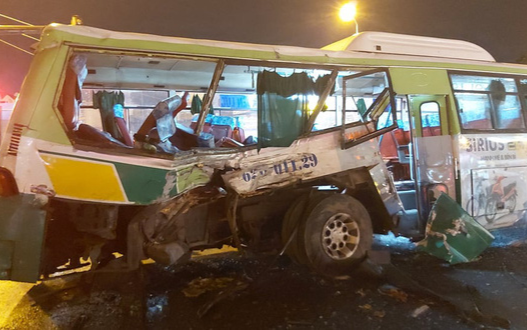 Xe tải đâm ngang hông xe buýt ở Long An, 20 người bị thương