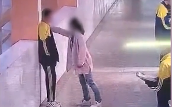 Bị mẹ mắng chửi, bạt tai ngay tại trường học, nam sinh lớp 9 nhảy lầu tự tử