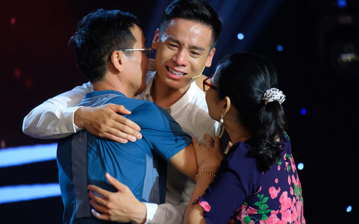 Nam vương Cao Xuân Tài khóc nghẹn ôm bố mẹ trên sóng truyền hình