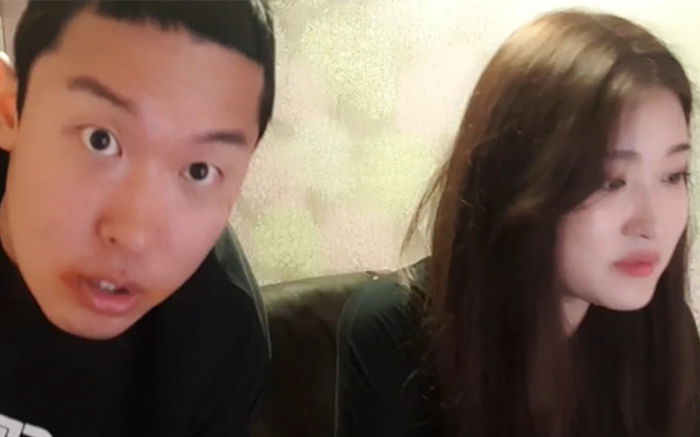 Streamer nổi tiếng bị dư luận chỉ trích gay gắt vì cố cưỡng hôn em gái để kiếm tiền