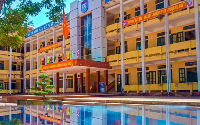 Loạt ảnh khuôn viên trường THPT Phú Bình đẹp lung linh với màu vàng chủ đạo, cây xanh rợp bóng mát khắp nơi