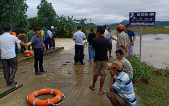 Dắt xe máy qua đập tràn, một thanh niên bị nước cuốn trôi tử vong