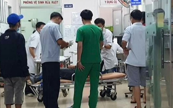 Đang ăn cơm, chủ nhà bị kẻ lạ mặt xông vào chém gần lìa cánh tay