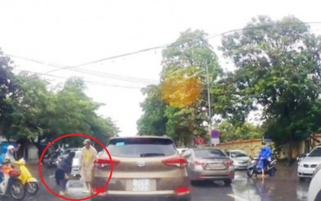 Ấm lòng khoảnh khắc cô gái trẻ tặng chiến sĩ CSGT đi chân trần đôi dép tổ ong khi đang làm nhiệm vụ giữa trời mưa bão
