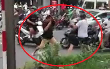 Va chạm giao thông, 2 người đàn ông lao vào 'đánh boxing' khiến dân mạng không nhịn được cười