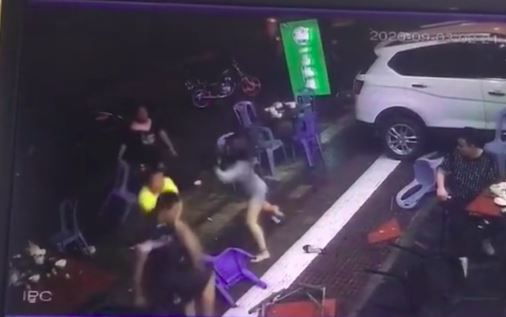 Thấy bạn trai bị đánh, người phụ nữ tay không đánh nhau với 2 gã côn đồ