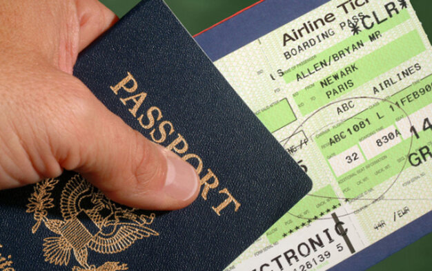 Vì sao bạn không bao giờ đăng hình vé máy bay lên Facebook?