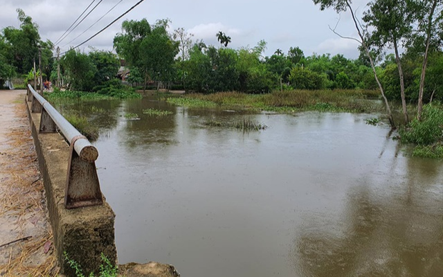 Nam bảo vệ lao xuống sông cứu cháu bé 2 tuổi