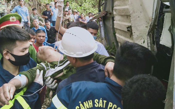 Xe tải gặp nạn lật nghiêng bên vách núi làm chết 7 con trâu, tài xế mắc kẹt trong ca bin được đưa ra ngoài cấp cứu
