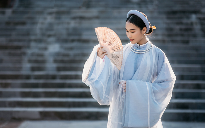 'Miss Eco Vietnam' Đoàn Hồng Trang diện áo Tấc, vẻ mặt khiêm cung giữa Kinh Thành Huế