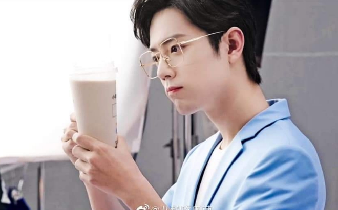 Tiêu Chiến trong mẫu quảng cáo mới nhất: Bị chỉ trích 'cưa sừng làm nghé', 30 tuổi mà vẫn còn chu môi