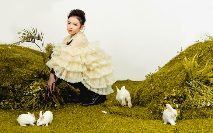 Mẫu nhí Bảo Hà hoá chị Hằng, chụp ảnh ngọt ngào cùng thỏ ngọc