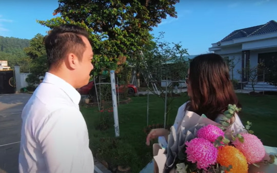 Nữ RMIT gây 'choáng' khi sống trong biệt phủ rộng mênh mông, được bố tặng xe Mecerdes đắt đỏ nhân dịp chuẩn bị tốt nghiệp ĐH