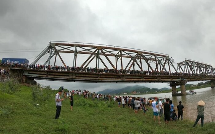 Trao tặng huy hiệu Tuổi trẻ dũng cảm cho tài xế xe tải lao xuống sông cứu người phụ nữ, cả hai tử vong thương tâm