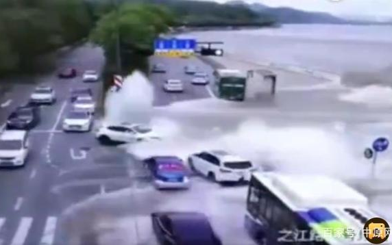 Clip: Triều cường tràn qua bờ kè, đánh dạt hàng chục chiếc ô tô