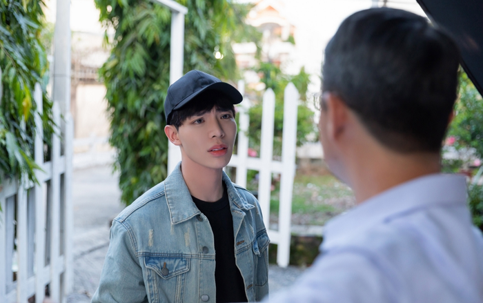 Erik bất ngờ xuất hiện với tạo hình bụi phủi, ương bướng với cả bố mình