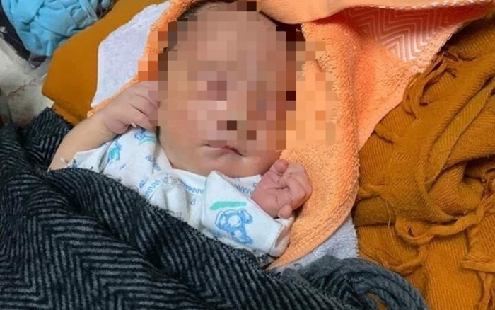 Cháu bé 2 ngày tuổi bị bỏ rơi trước cổng chùa, tình hình sức khỏe khá yếu