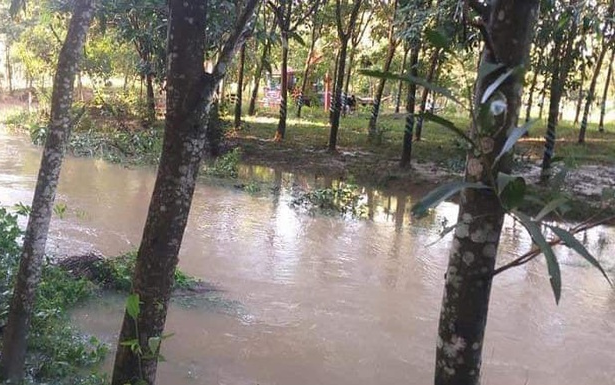 Ô tô bị nước cuốn trôi, con tung cửa cứu mẹ trong dòng lũ chảy xiết