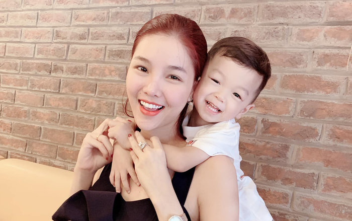 Bà xã Mạc Hồng Quân than nhức đầu vì bầu bí, liền được con trai trổ tài mát xa: Sướng nhất mẹ Kỳ Hân rồi!