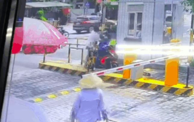 Clip: Bị nhắc nhở khi lùi xe đụng trúng người khác, tài xế lao vào hành hung dã man người phụ nữ