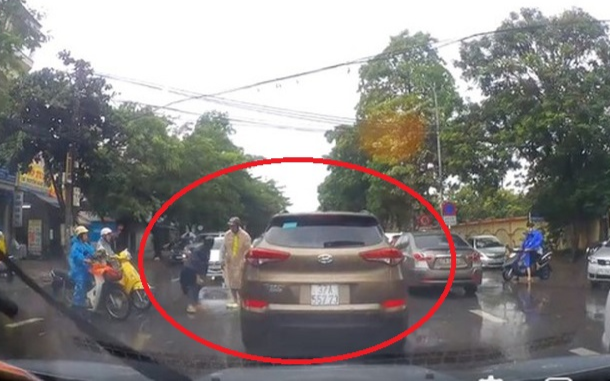 Nữ sinh có hành động gây bất ngờ khi thấy chiến sỹ CSGT chân trần đứng phân làn giao thông dưới trời mưa