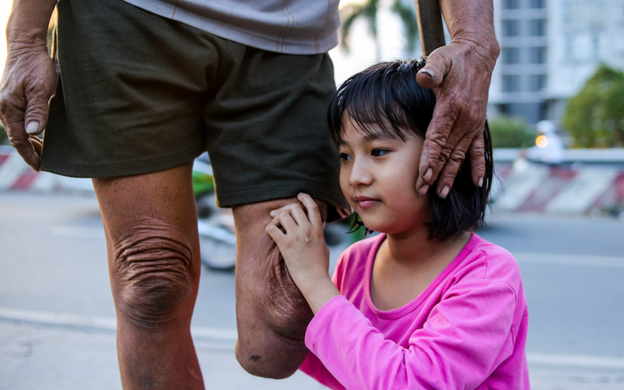 Cô bé 13 tuổi sống cùng cha trên ghe nhỏ: 'Các bạn ở trường ăn hiếp vì nhà con nghèo'