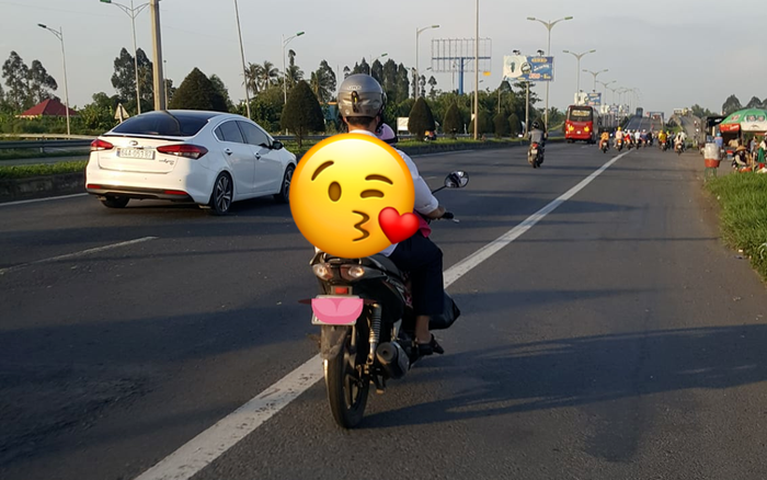 Hành động nhỏ của người cha trên đường chở con đi học chứa cả bầu trời tình thương khiến nhiều người rưng rưng