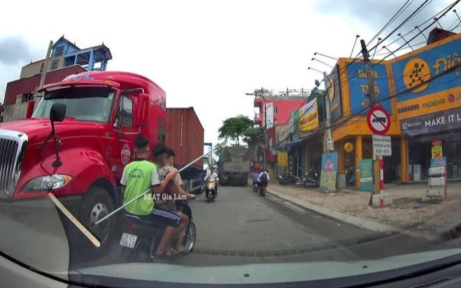 Xác minh nhóm thanh niên ngang nhiên cầm dao phóng lợn ra đường để đi giải quyết mâu thuẫn