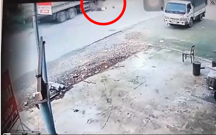 Clip: Người đàn ông suýt mất mạng dưới bánh xe tải với pha qua đường cẩu thả
