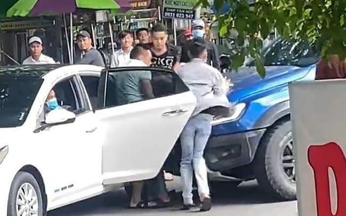 Thấy bạn bị nhóm giang hồ ép lên xe ô tô đưa đi, người đàn ông lao xe bán tải đến giải cứu