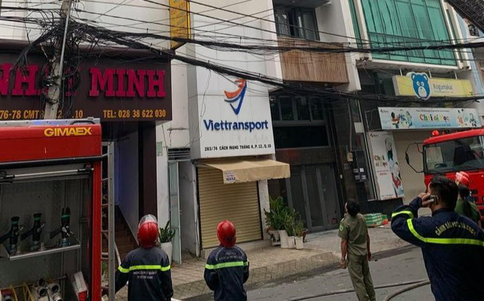 Khách sạn ở TP.HCM bất ngờ bốc cháy dữ dội lúc rạng sáng, 2 người thương vong