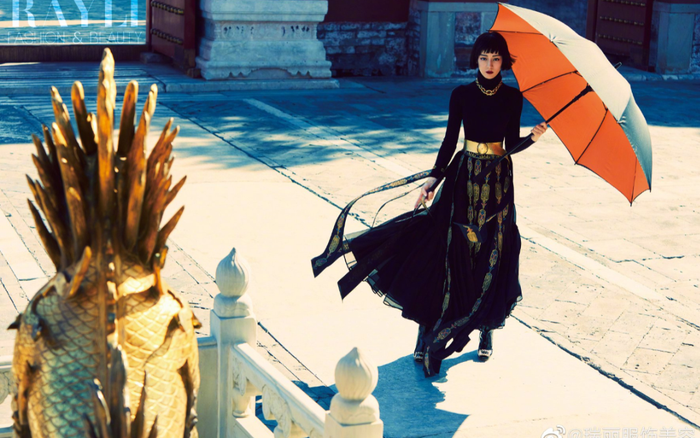 Mỹ nhân Tân Cương Địch Lệ Nhiệt Ba 'xấu lạ' với mái tóc ngắn cụt ngủn trên tạp chí