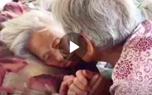 Xúc động khoảnh khắc cụ bà 97 tuổi dặn dò con gái 79 tuổi bên giường: 'Con nhớ ăn uống điều độ nhé'