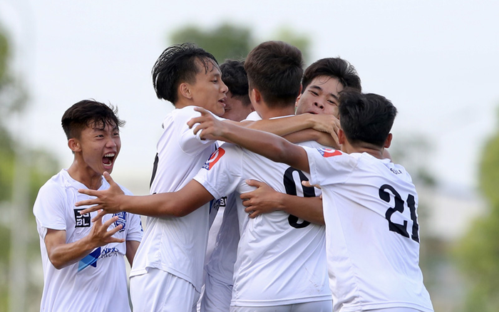 Hạ HAGL 3-0 trong trận đấu tấn công đẹp mắt, Học viện NutiFood vào chung kết