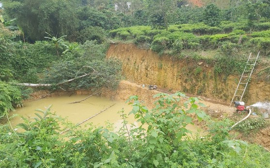 Cùng nhóm bạn đi chơi, 3 em nhỏ rơi xuống hồ chứa nước tưới cà phê tử vong