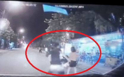 Clip: Đứa bé bất ngờ lao ra trước đầu xe ô tô, chồng hoảng hốt tung chân đá vợ