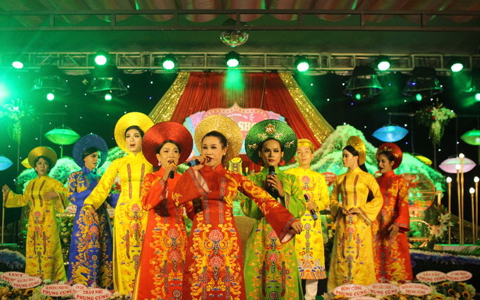 Nghệ sĩ hát lô tô nô nức dự lễ Giỗ Tổ ngành sân khấu mùa COVID-19