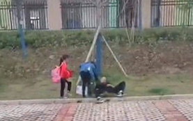 Tới trường đón con gái tan học, ông bố 'nhỡ' say giấc nồng ngoài bãi cỏ, cô giáo gọi kiểu gì cũng không tỉnh