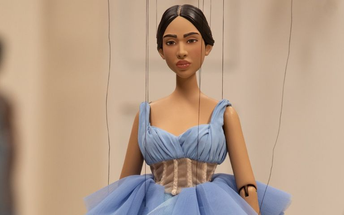 Vì COVID-19, Moschino dùng rối thay người mẫu trình làng BTS mới