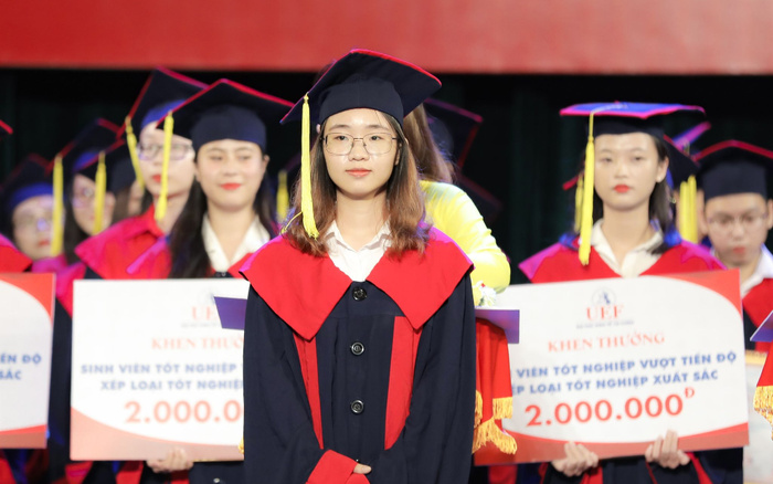 Tân cử nhân ĐH Kinh tế - Tài chính TP.HCM tốt nghiệp 3.96/4.0, đạt IELTS 7.0, duy trì học bổng 100% suốt khóa học