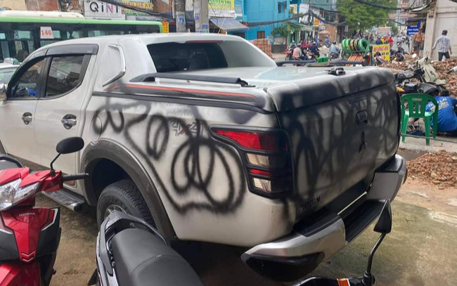 Đậu xe bán tải trước cửa hàng thời trang rồi rời đi trong 10 phút, tài xế bị 'sốc' khi trở lại lấy xe