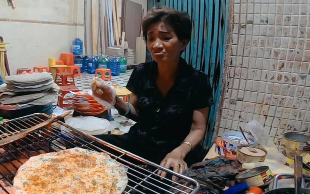 Chủ quán bánh tráng nướng ở Đà Lạt bị du khách tố khinh người, đuổi thẳng khách ra khỏi quán vì lí do hết sức vô lý