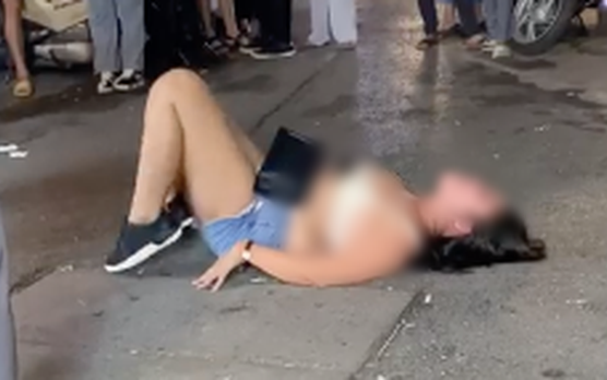 Người phụ nữ lăn lộn khóc lóc, lột đồ trước cửa quán bar 1900: 'Trả chị 110 nghìn rồi chị đi về'