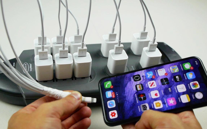 Thử sạc iPhone bằng 10 cục sạc cùng lúc và cái kết bất ngờ