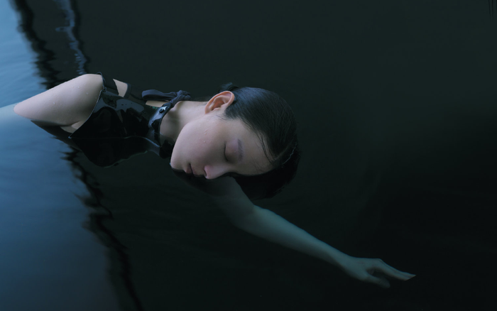 Sau từ khóa 'khóc đẹp', Nghê Ni tiếp tục có mặt trên hot search vì tạo hình độc lạ, mắt mèo không chân mày