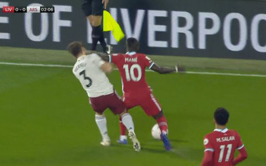 Sao Liverpool may mắn thoát thẻ đỏ sau tình huống thúc cùi chỏ thô bạo