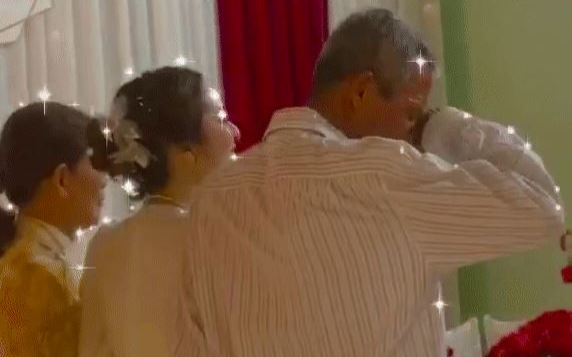 Xúc động khoảnh khắc cha già khóc nức nở, quay người đi, không dám chụp hình trong ngày con gái lên xe hoa