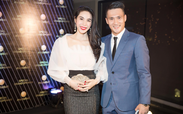 Công Vinh phân trần về gương mặt lạnh như tiền khi thấy bà xã Thủy Tiên